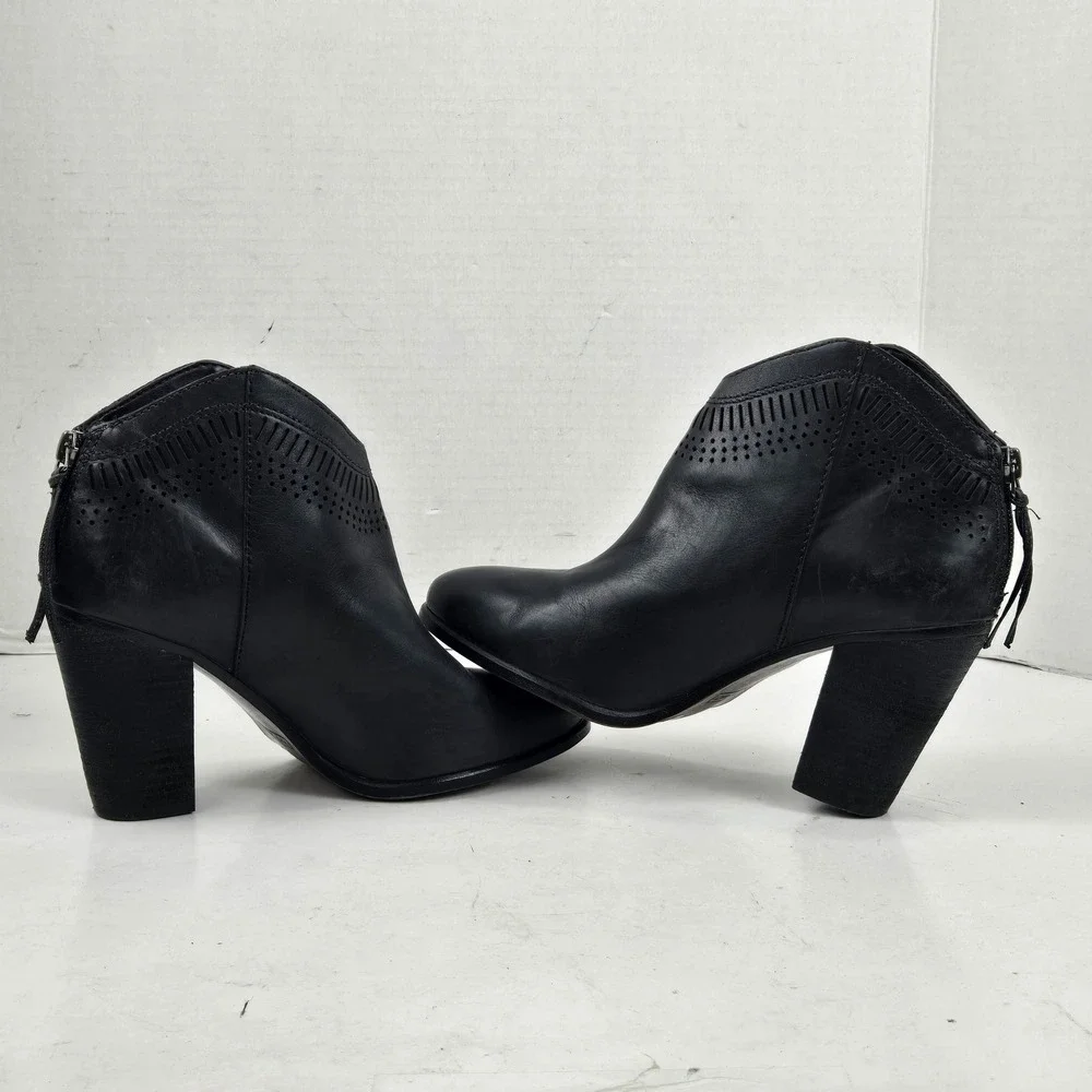 Vince Camuto Fetter Ankle Boot Leather Laser Cut Perforated Black 7M Booties EUC